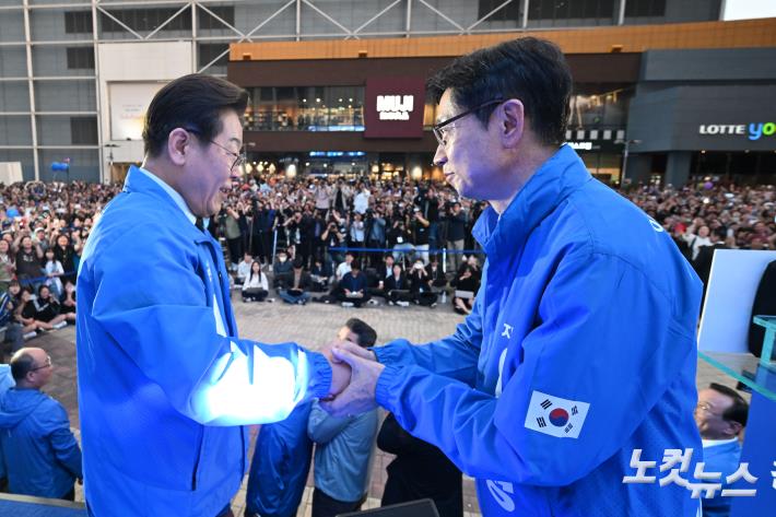 이재명 더불어민주당 대선 후보와 김경수 총괄선대위원장이 13일 울산 남구 롯데백화점 광장에서 열린 울산 집중유세에서 악수를 하고 있다.