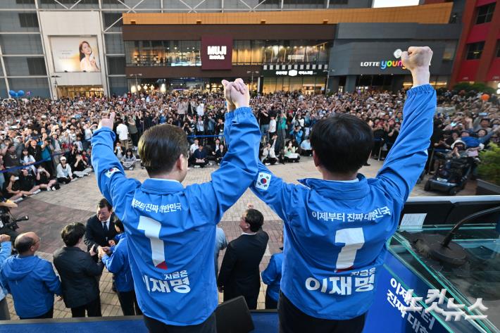 이재명 더불어민주당 대선 후보와 김경수 총괄선대위원장이 13일 울산 남구 롯데백화점 광장에서 열린 울산 집중유세에서 손을 맞잡고 인사를 하고 있다.