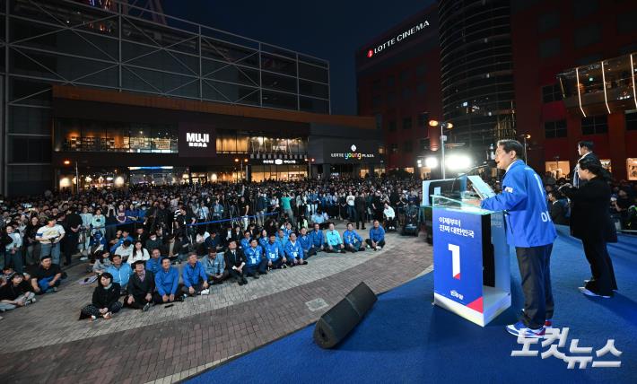 이재명 더불어민주당 대선 후보가 13일 울산 남구 롯데백화점 광장에서 열린 울산 집중유세에서 지지를 호소 하고 있다.