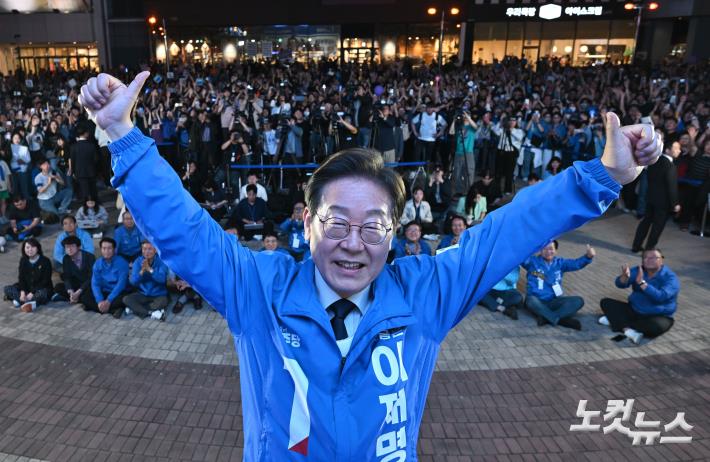 이재명 더불어민주당 대선 후보가 13일 울산 남구 롯데백화점 광장에서 열린 울산 집중유세에서 시민들과 기념촬영을 하고 있다.