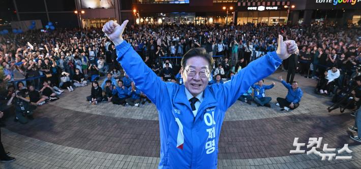 이재명 더불어민주당 대선 후보가 13일 울산 남구 롯데백화점 광장에서 열린 울산 집중유세에서 시민들과 기념촬영을 하고 있다.