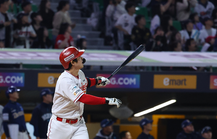 '韓 최초 500홈런' 불멸의 최정, 대기록 자축포에 SSG 역전승까지 견인