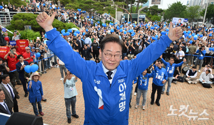 이재명 더불어민주당 대선 후보가 13일 경북 포항시 포항시청 광장에서 유권자들에게 지지를 호소하고 있다. 14일 부산 유세를 예고하고 있다.포항=류영주 기자