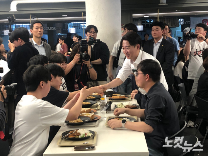 개혁신당 이준석 대선 후보가 13일 대구 북구 경북대에서 재학생들과 함께 식사하기 전 악수하며 인사를 건네고 있다. 14일 부산대를 찾아 '학식'을 먹을 예정이다. 대구=이은지 기자
