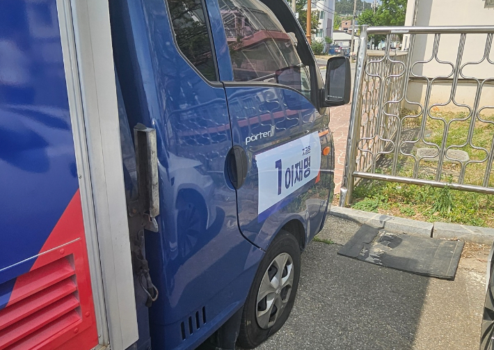 지난 13일 오후 삼척에서 더불어민주당 이재명 대선 후보의 유세차량 타이어가 훼손된 모습. 더불어민주당 동해·태백·삼척·정선지역위원회 제공