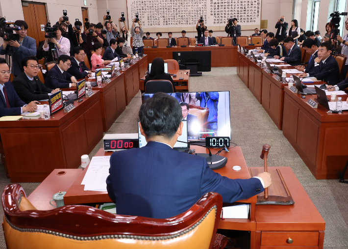 14일 서울 여의도 국회에서 열린 법원조직법·공직선거법·헌법재판소 등을 심사하는 법제사법위원회 전체회의에서 더불어민주당 소속 정청래 위원장이 의사봉을 두드리고 있다. 연합뉴스