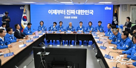 더불어민주당 박찬대 상임총괄선대위원장이 14일 서울 여의도 중앙당사에서 열린 중앙선거대책위원회의에서 발언을 하고 있다.