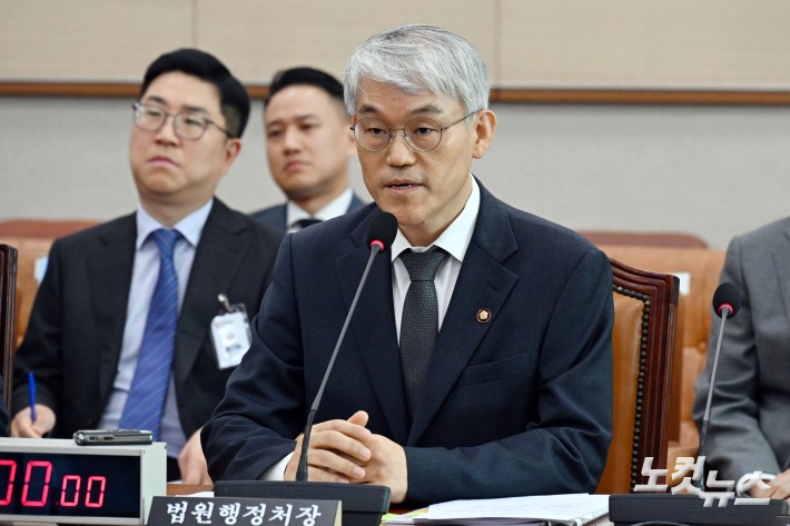 천대엽 법원행정처장이 14일 서울 여의도 국회에서 열린 법제사법위원회 전체회의에서 의원 질의에 답변을 하고 있다.