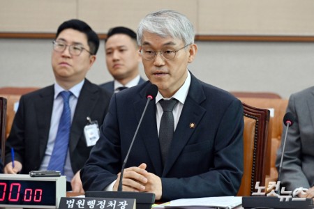 천대엽 법원행정처장이 14일 서울 여의도 국회에서 열린 법제사법위원회 전체회의에서 의원 질의에 답변을 하고 있다.