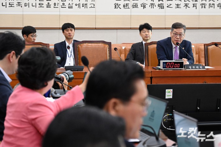 국회 법사위, 답변하는 김용빈 중앙선관위 사무총장