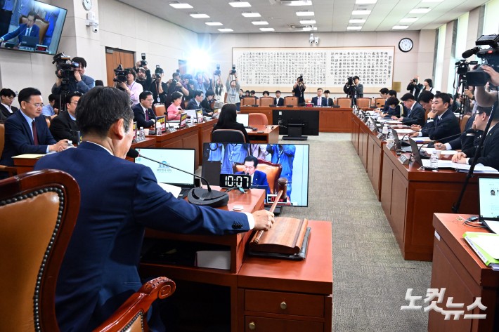 정청래 법사위원장이 14일 서울 여의도 국회에서 열린 법제사법위원회 전체회의에서 의사봉을 두드리고 있다.