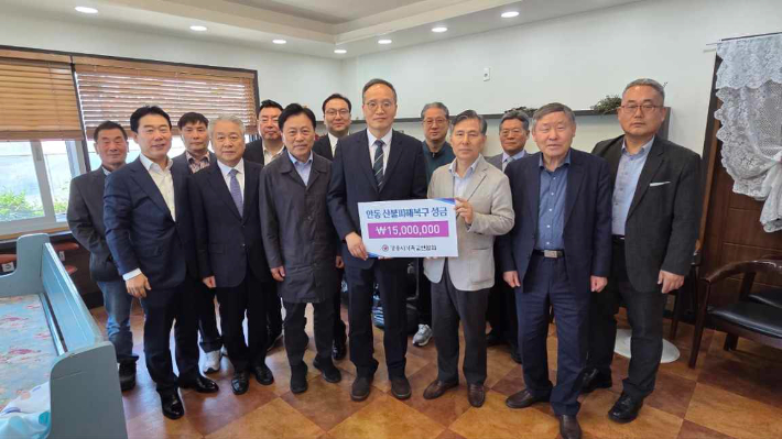 강릉시기독교연합회가 지난 12일 안동시기독교연합회를 찾아 성금과 물품을 전달했다. 강릉시기독교연합회 제공