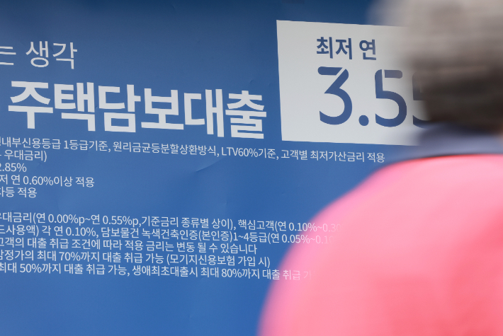 토허제 여파 은행 가계대출 4.8조↑…기업대출 14.4조 급증