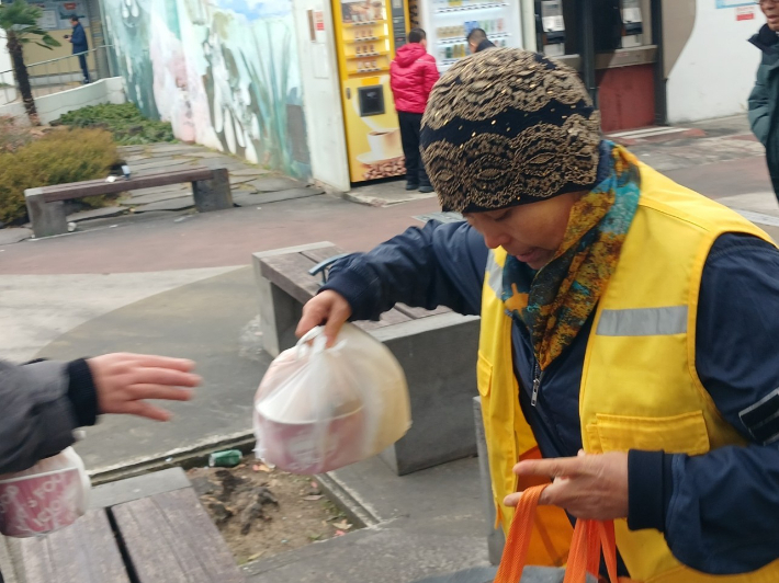노숙인에게 음식을 나눠주고 있는 성도. 김영녀 목사 제공