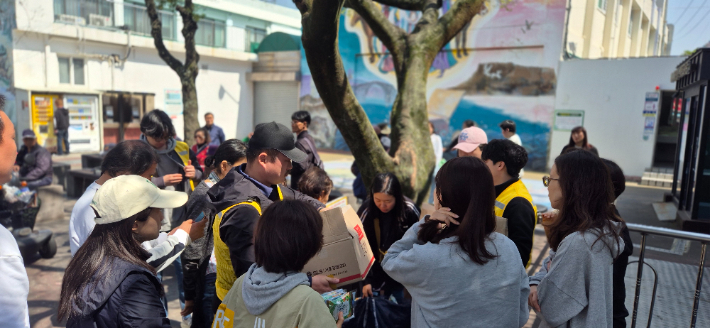 노숙인 사역을 돕고 있는 제주열방대학. 제주열방대학 제공
