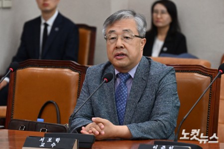 14일 서울 여의도 국회에서 열린 법제사법위원회 전체회의 조희대 대법원장 등 사법부의 대선개입 의혹 진상규명 청문회에서 참고인으로 출석한 서보학 경희대 법학전문대학원 교수가 의원 질의에 답변하고 있다.