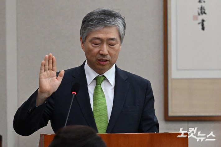 14일 서울 여의도 국회에서 열린 법제사법위원회 전체회의 조희대 대법원장 등 사법부의 대선개입 의혹 진상규명 청문회에서 서석호 변호사가 증인 선서를 하고 있다.