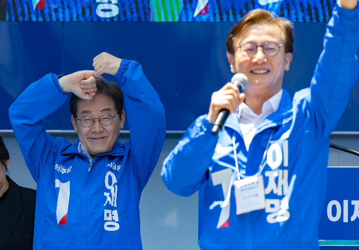 더불어민주당 이재명 대선후보(왼쪽)가 14일 부산 부산진구 서면에서 열린 유세에서 산업은행 이전은 어렵지만, 해수부와 HMM 본사 부산 이전 약속을 지키겠다며, 새끼 손가락 걸기 포즈를 하고 있다. 전재수 의원이 손을 올리고 지지자들에게 화답하고 있다. 연합뉴스