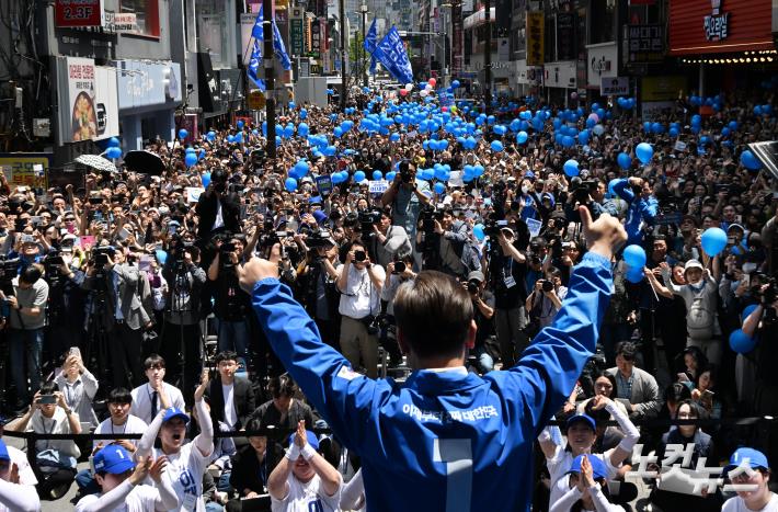 부산 서면 유세 나선 이재명 후보