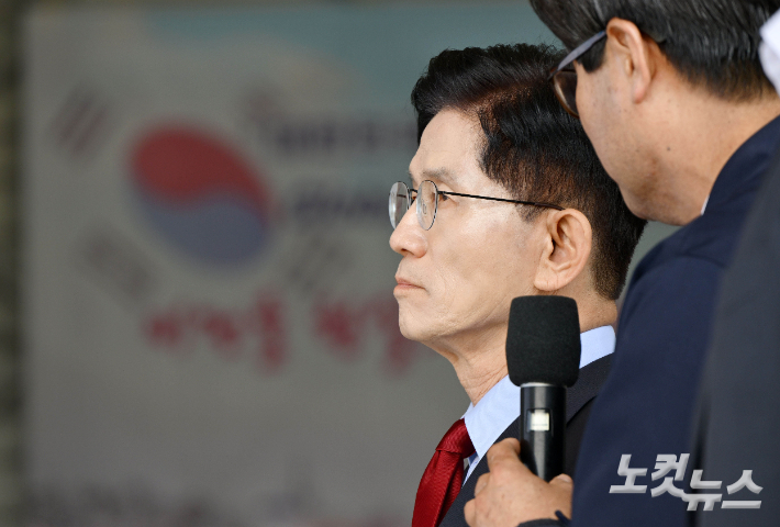 국민의힘 김문수 대선 후보가 14일 경남 사천시 항공정비업체인 한국항공서비스(KAEMS)를 방문해 배기홍 대표이사로부터 회사 소개를 듣고 있다. 사천=황진환 기자