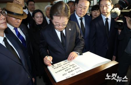 이재명 더불어민주당 대선 후보가 14일 부산 대연동 유엔기념공원 참배후 방명록을 작성하고 있다.