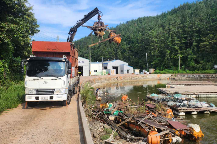 폐뗏목 처리. 경남도청 제공 