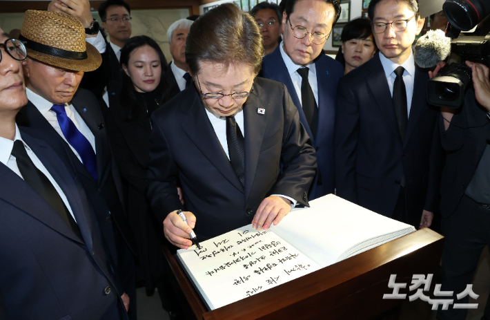 이재명 더불어민주당 대선 후보가 14일 부산 대연동 유엔기념공원 참배후 방명록을 작성하고 있다. 부산=류영주 기자