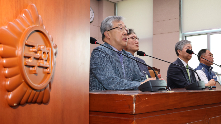 14일 국회에서 조희대 대법원장 등 사법부의 대선개입 의혹 진상규명 청문회가 열린 법제사법위원회 전체회의에 증인 및 참고인으로 출석한 서보학 경희대 법학전문대학원 교수(왼쪽부터), 이준일 고려대 법학전문대학원 교수, 서석호 변호사, 이성민 전국공무원노조 법원본부장 등이 의원 질의에 답변하고 있다. 연합뉴스