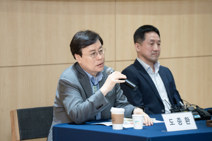 도종환 시인이 14일 서울 마포구 창비서교빌딩에서 열린 신경림 시인 유고 시집 '살아있는 것은 아름답다' 출간 기자간담회에서 시집 발간에 대해 설명하고 있다. 창비 제공 