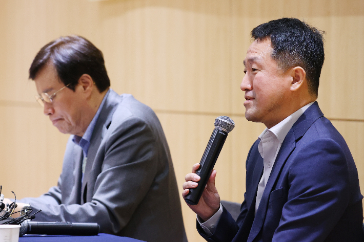  14일 서울 마포구 창비서교빌딩에서 열린 신경림 시인 유고 시집 '살아있는 것은 아름답다' 출간 기자간담회에서 고 신경림 시인의 아들 신병규 씨가 인사말을 하고 있다. 연합뉴스