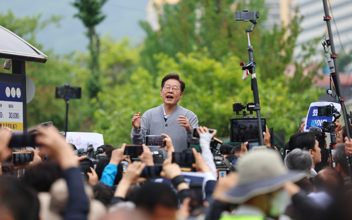 지난 11일 전남 화순군 화순읍에서 열린 더불어민주당 이재명 대선 후보의 골목골목 경청투어에서 주민 및 유튜버 등이 이 후보의 연설 장면을 촬영하고 있다. 연합뉴스