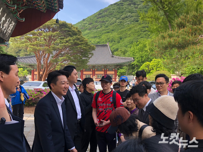 개혁신당 이준석 대선 후보가 14일 부산 범어사에서 종교계 지도자들과의 차담을 마친 뒤 경내에서 지지자들과 만나 인사하고 있다. 부산=이은지 기자