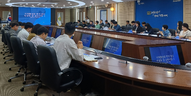 전라남도는 지난 13일 도청에서 투자 펀드 소개와 신규 지역활성화 프로젝트 발굴을 위한 '지역활성화 투자 펀드 로드쇼'를 개최했다. 전남도 제공