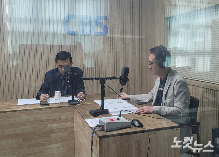 왼쪽부터 오유길 충청북도 안전정책과장, 김종현 앵커. 충북CBS