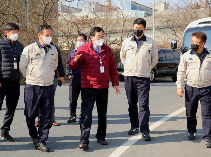 주낙영 시장이 경주지역 기업체를 방문해 현장을 점검하고 있다. 경주시 제공