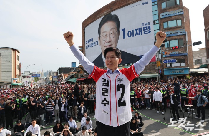 밀양에서 마주한 김문수와 이재명