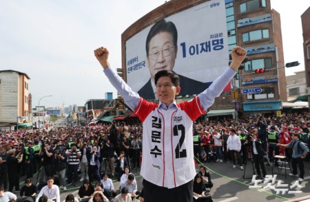 밀양에서 마주한 김문수와 이재명