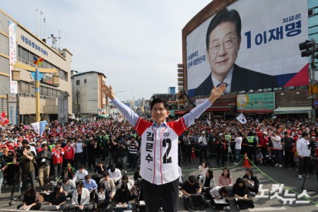 밀양에서 만난 김문수와 이재명
