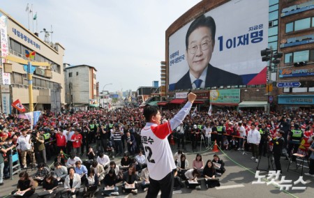 밀양에서 마주한 김문수와 이재명