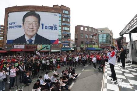 김문수 앞에 나타난 이재명