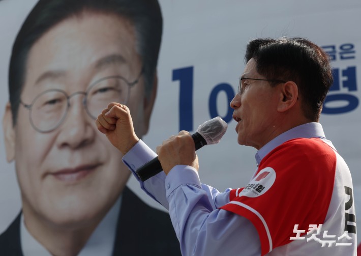 이재명 대형현수막 앞 김문수 밀양 유세