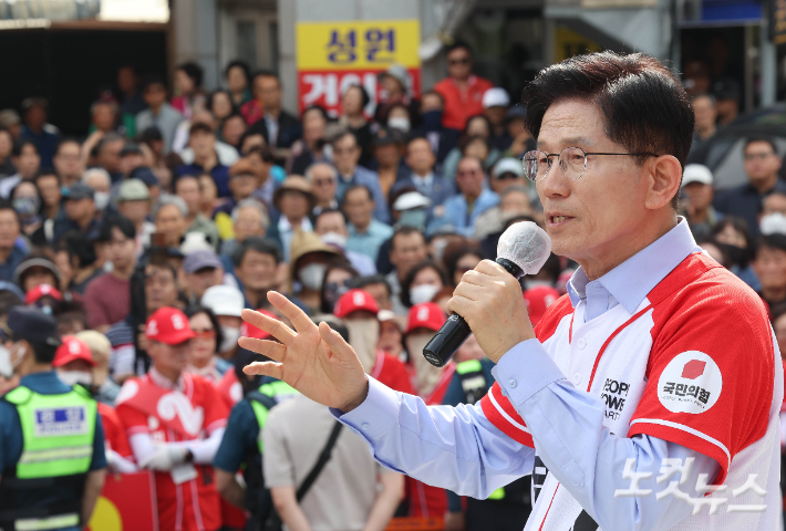국민의힘 김문수 대선후보가 14일 오후 경남 밀양시 중앙로에서 열린 선거유세에서 지지자들에게 연설을 하고 있다. 밀양=황진환 기자