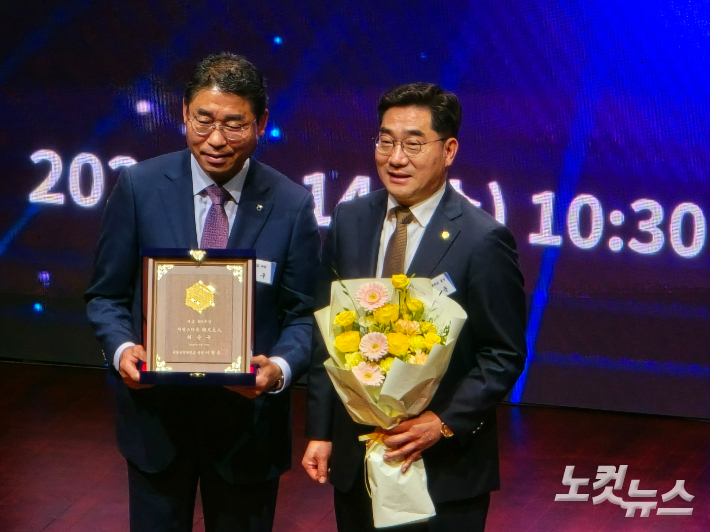 왼쪽부터 허순구 광양농협 조합장, 이병운 총장. 고영호 기자