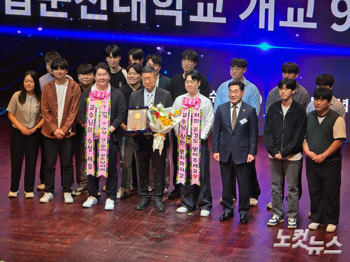  여현 순천대 인공지능공학부 교수와 제자들이 이병운 총장과 함께 수상을 자축하고 있다. 고영호 기자