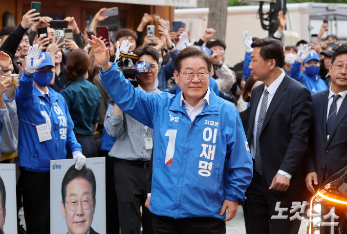 이재명 더불어민주당 대선 후보가  14일 오후 경남 거제시 고현로에 마련된 유세장으로 이동하며 시민들에게 인사하고 있다. 거제=류영주 기자