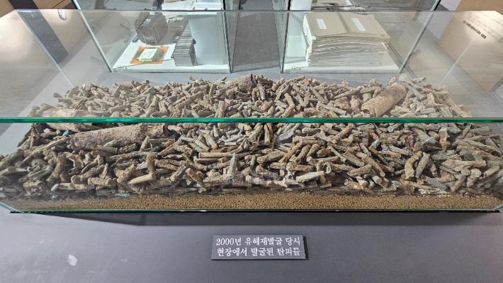 섯알오름 학살현장서 발굴된 탄피들. 고상현 기자