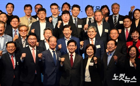 기념촬영하는 김문수 후보