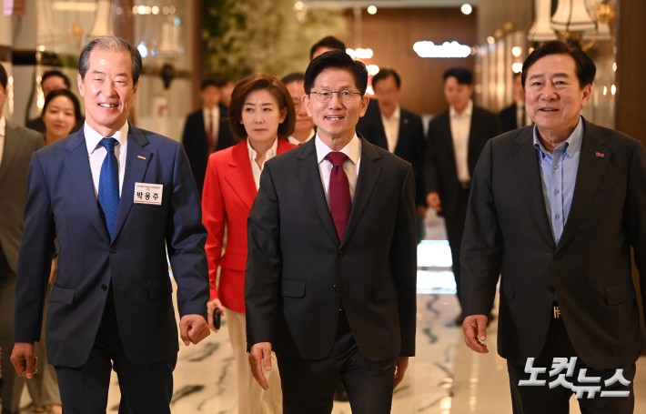 김문수(가운데) 국민의힘 대선후보가 박용주(왼쪽) 자랑스러운 중소기업인협의회 회장, 김기문 중소기업 중앙회장과 15일 오전 서울 여의도 중소기업중앙회에서 열린  '자랑스러운 중소기업인협의회' 조찬 강연회에 참석하고 있다.