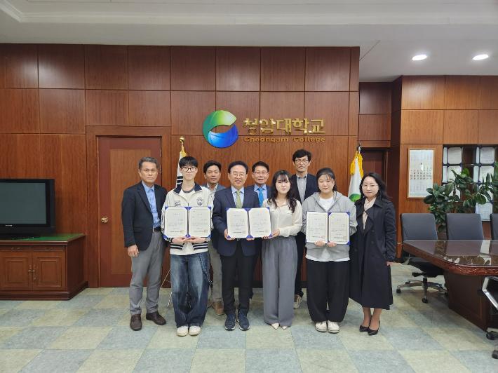 '스승의 날'  '감사 편지 쓰기' 공모전 시상. 청암대 제공