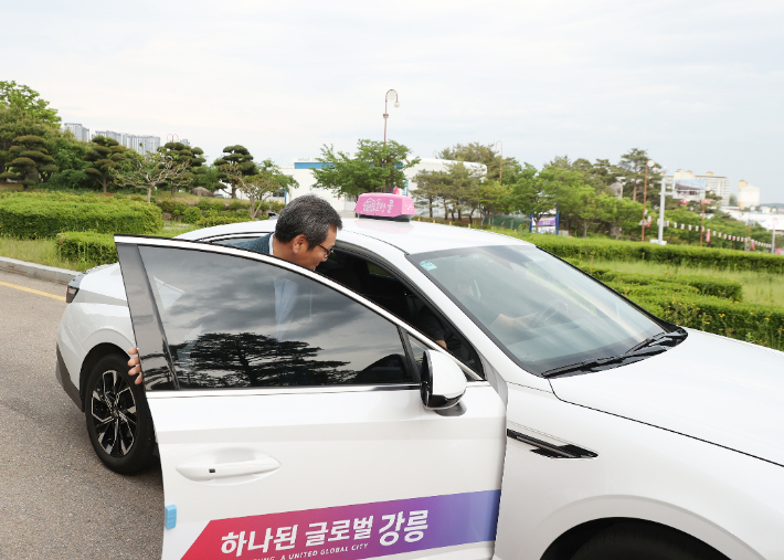  15일 오전 출근길에 직접 솔향콜택시를 이용하고 있는 김홍규 강릉시장.  강릉지 제공
